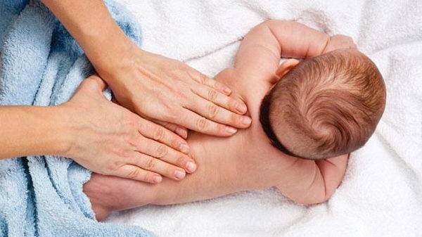 7 vị trí massage giúp bé giảm tình trạng khó tiêu, đầy hơi