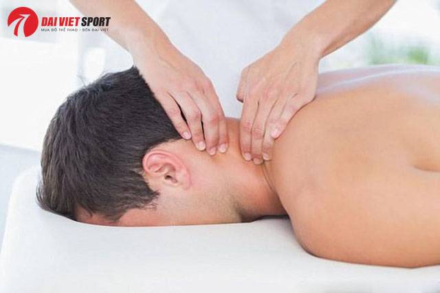 Cách massage bấm huyệt trị đau vai gáy